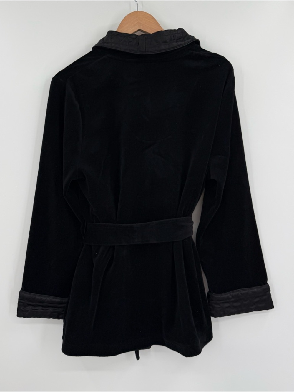 ✦ Crabtree & Evelyn Everyday Luxury Velour Smoking Jacket Set | Black | Large - Picture 4 of 7